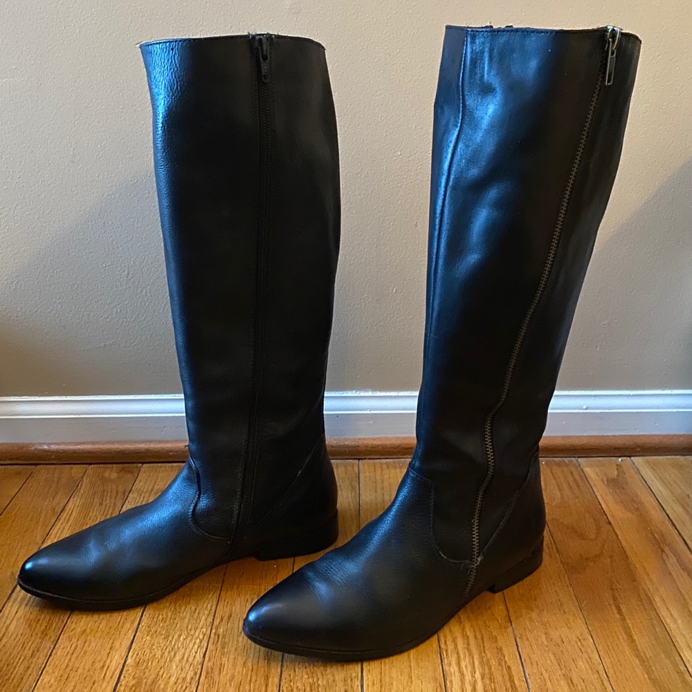 Black leather boots size 7 1/2, Saychelles